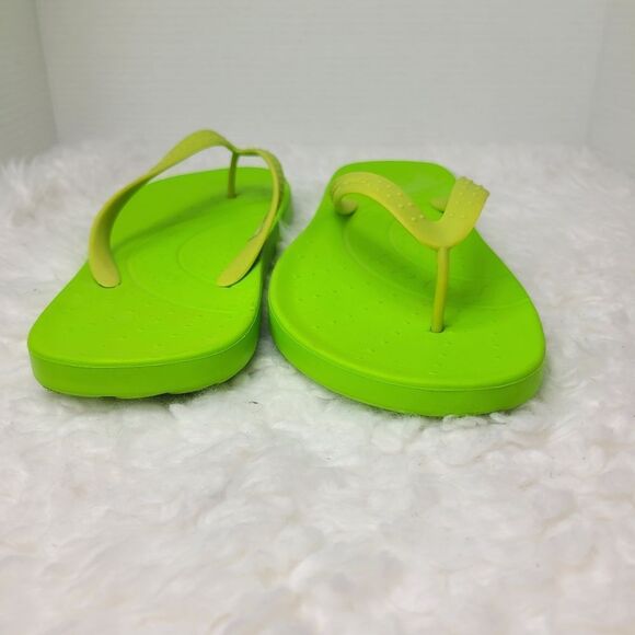 Crocs Chawaii Men's Size 11 Flip Flops Thongs Volt Green Beach Comfort - Picture 8 of 11